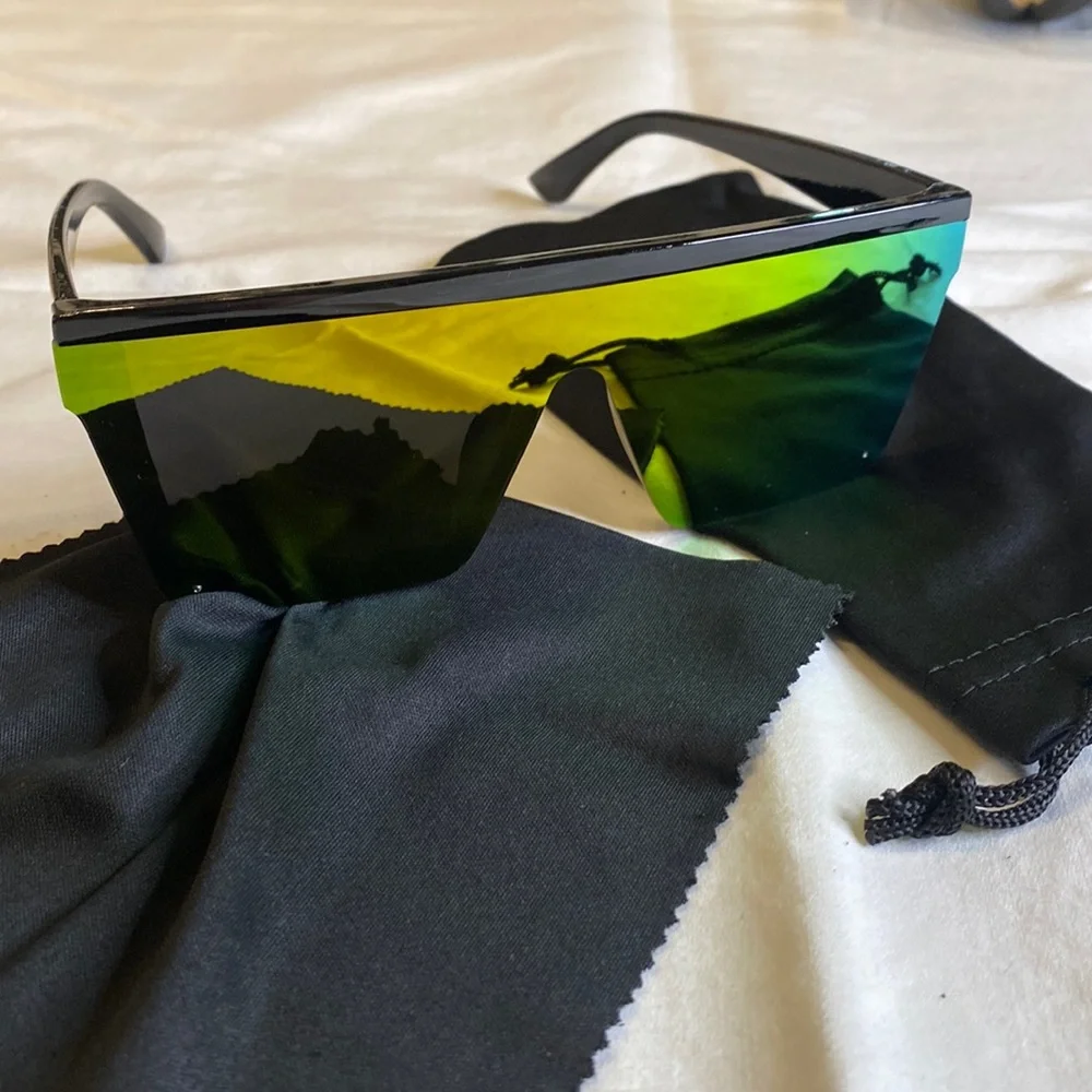 One-Piece Large Framed Fashion Sunglasses with Soft Case